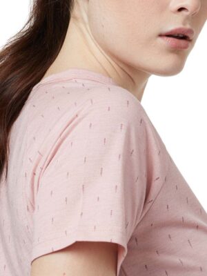 Raglan női fenyőfás póló közelről