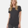 Treeblend classic női póló fekete színben modellen - elölről