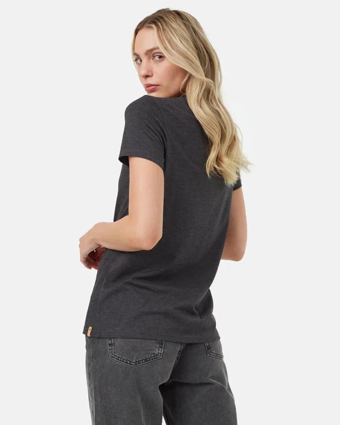 Treeblend classic női póló fekete színben modellen - hátulról