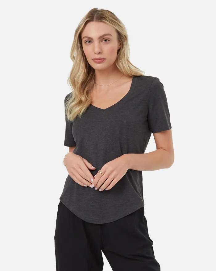Treeblend V-nyakú női póló fekete színben, modellen, szemből