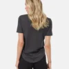 Treeblend V-nyakú női póló fekete színben, modellen, hátulról