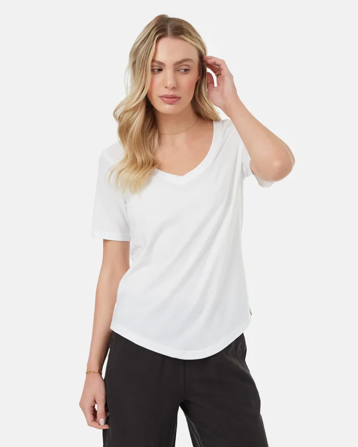 Treeblend V-nyakú női póló fehér színben, modellen, szemből