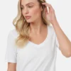 Treeblend V-nyakú női póló fehér színben, modellen, szemből - közeli