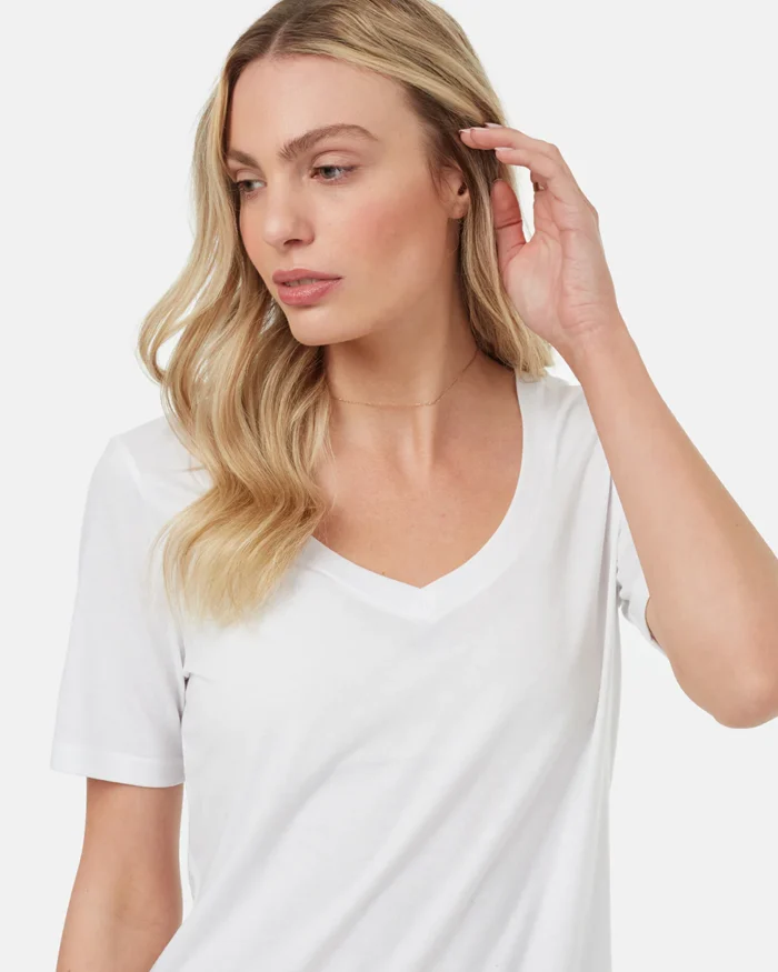 Treeblend V-nyakú női póló fehér színben, modellen, szemből - közeli