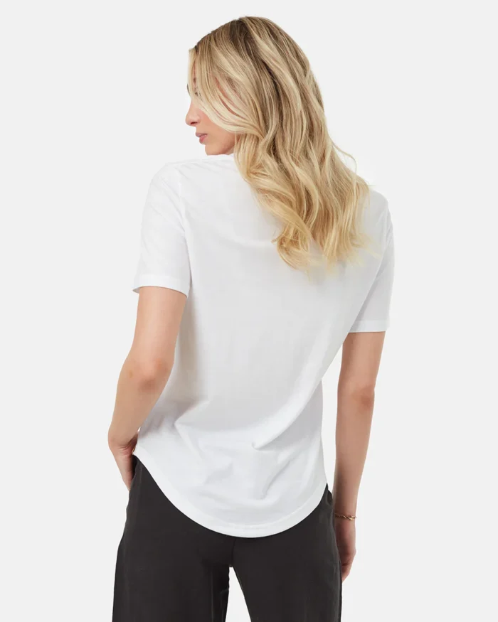 Treeblend V-nyakú női póló fehér színben, modellen, hátulról
