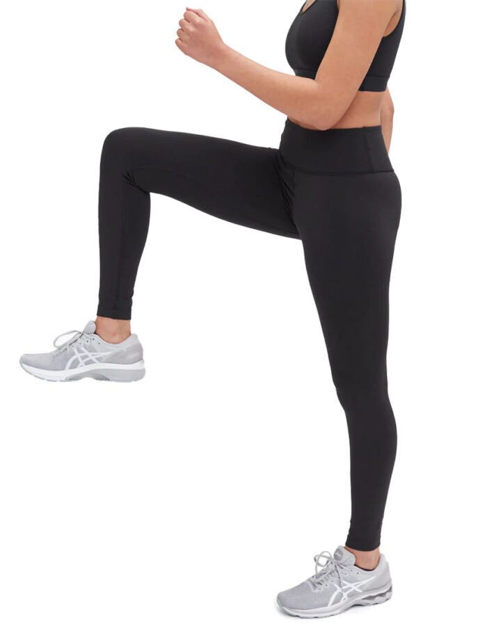inMotion magas derekú leggings fekete színű, modellen oldalról