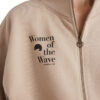 Women Of The Wave kezeslábas modellen közeli, elölről