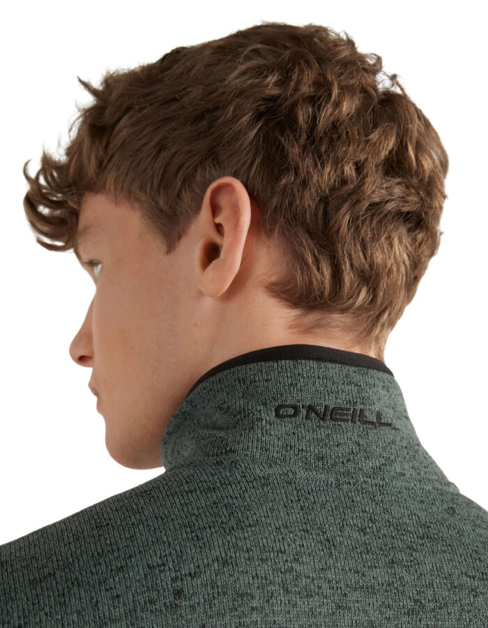 Piste Fleece - divatos pulóver, és szuper középső réteg egyszerre - modellen közeli hátulról