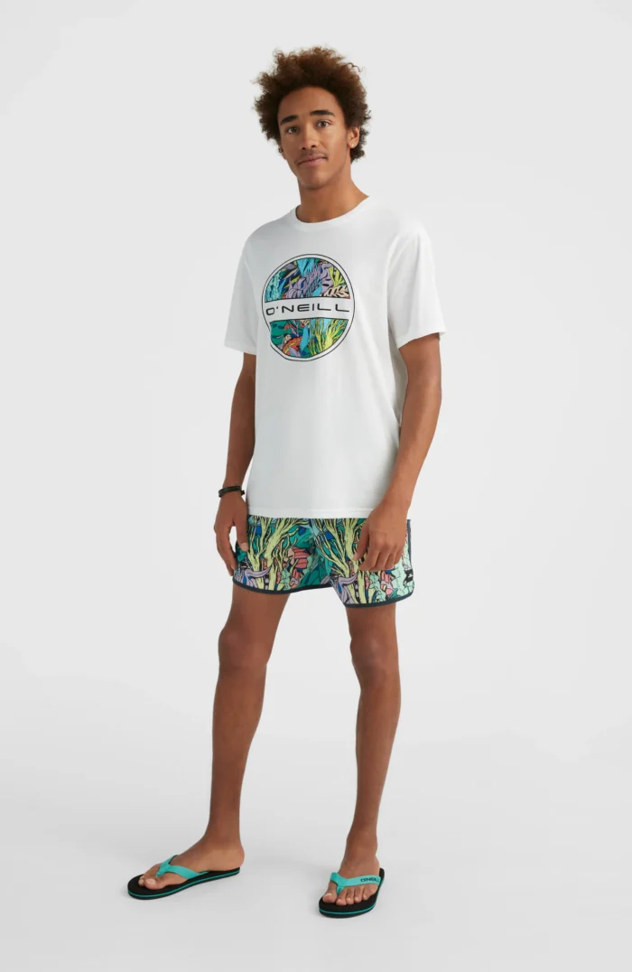 Scallop Ocean férfi úszónadrág modellen, szemből - pólóval