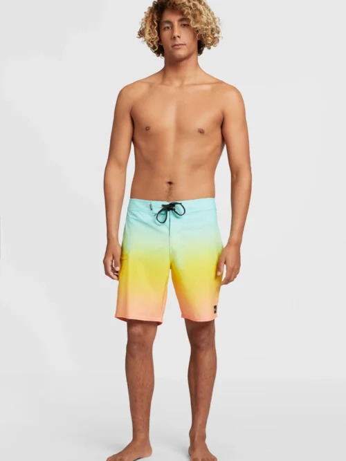 Heat Fade boardshort modellen, teljes alakos szemből