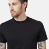 InMotion férfi póló fekete színben, modellen, szemből - közeli