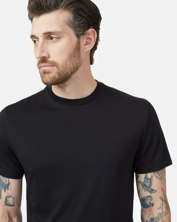 InMotion férfi póló fekete színben, modellen, szemből - közeli