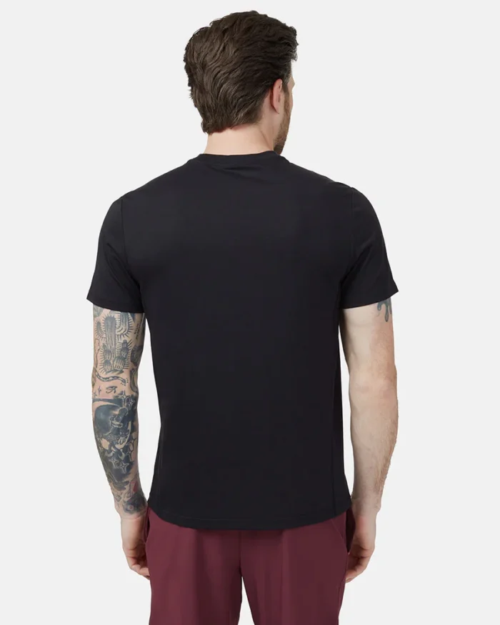InMotion férfi póló fekete színben, modellen, hátulról
