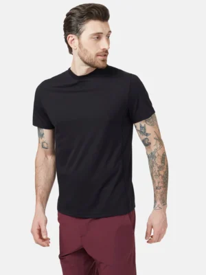 InMotion férfi póló fekete színben, modellen, szemből