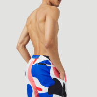 Beam férfi boardshort modellen, oldalról