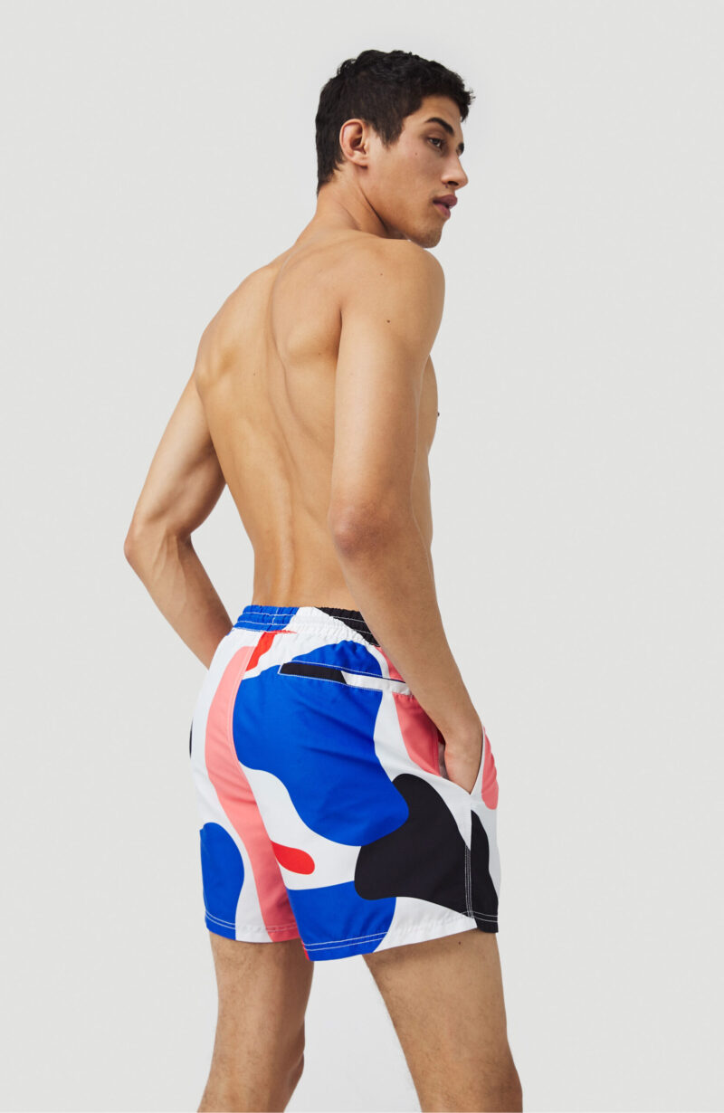 Beam férfi boardshort modellen, oldalról