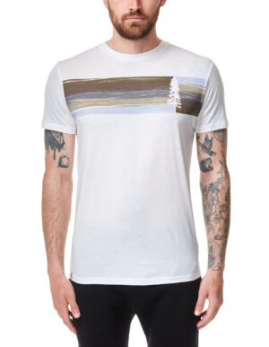 Spruce stripe póló modellen, szemből