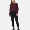 Highline női pamut pulóver sötétlila színben, modellen, teljes alakos szemből
