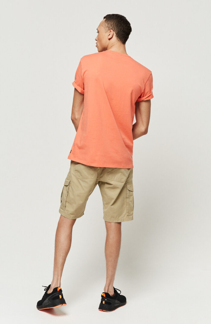 Muir férfi póló narancssárga színben, modellen, teljes alakos - hátulról