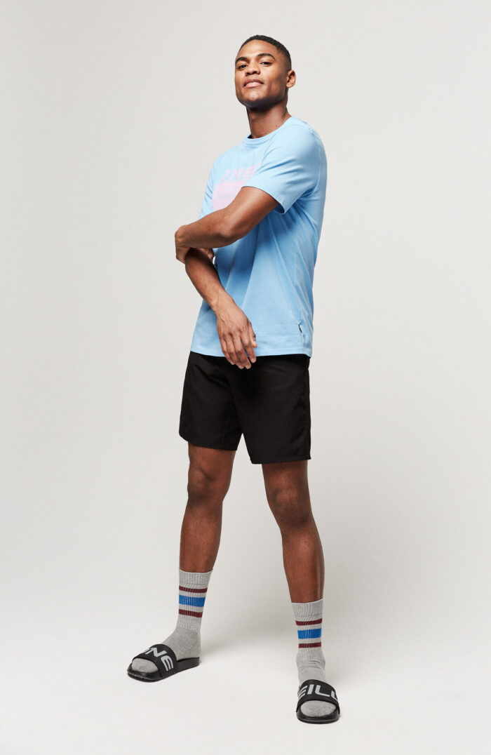 Cruz férfi póló modellen kék színben, teljes alakos, szemből