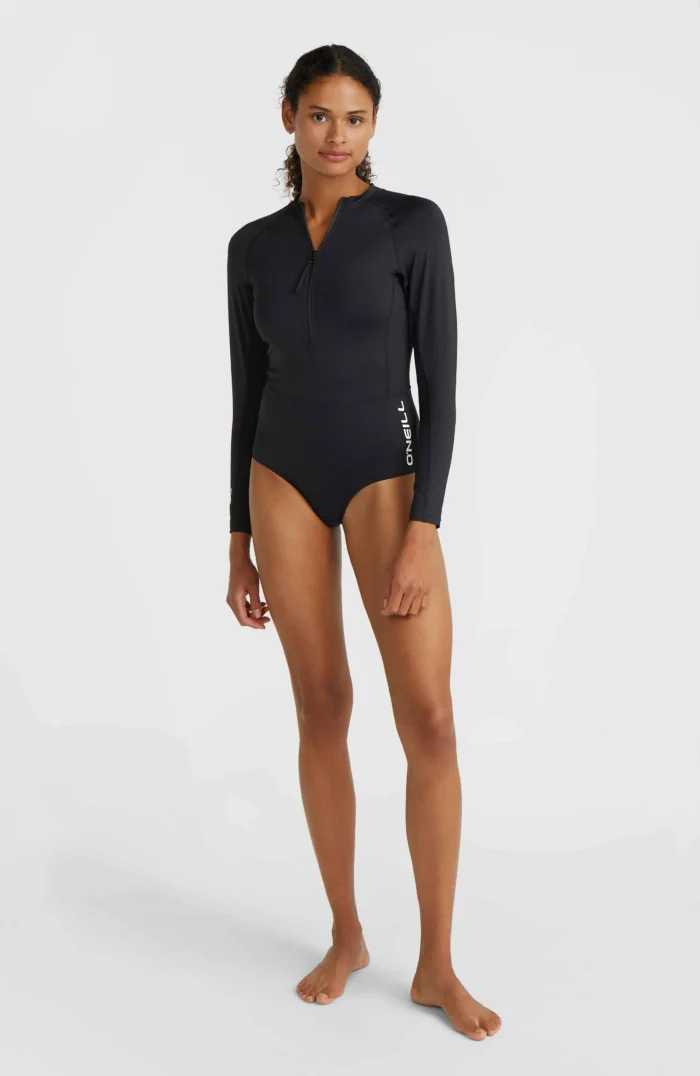 WOW szörf fürdőruha fekete színben, teljes alakos, modellen